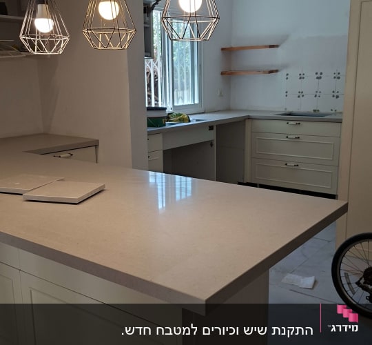 משטח שיש בהיר מותקן על אי מטבח מעוצב